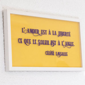 Citation flottant sous verre
