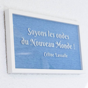 Citation flottant sous verre